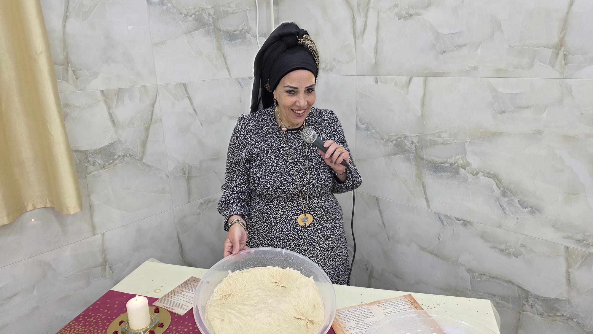 אירית הררי מנחה מפגש הפרשת חלה